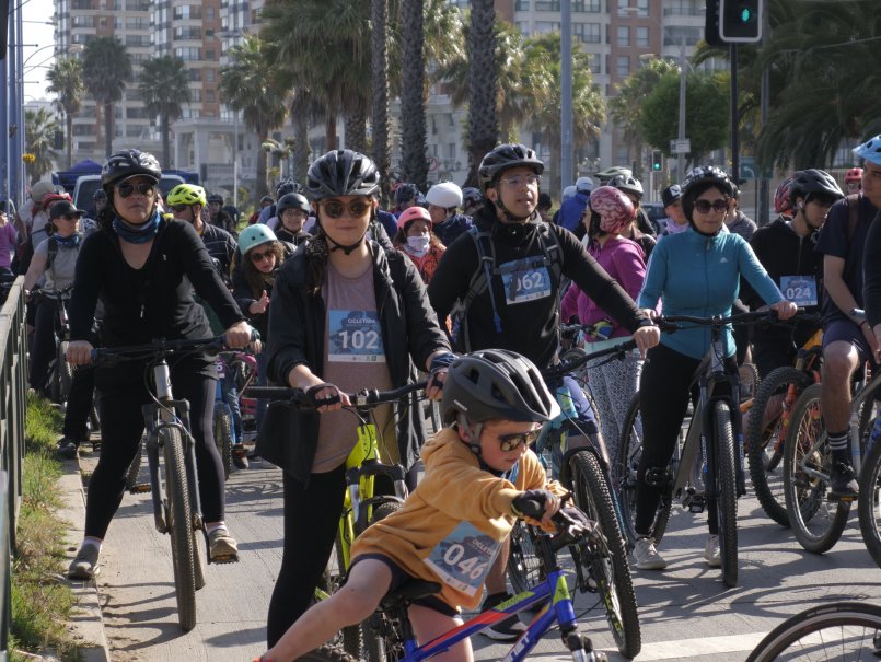 Comunidad PUCV participó activamente en Cicletada Familiar