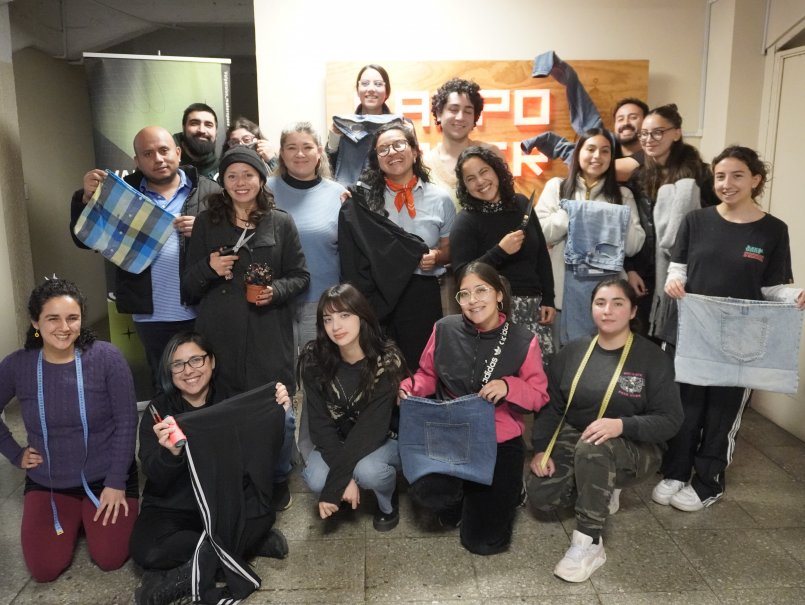 Valparaíso Makerspace PUCV impulsa la reparación como alternativa al consumo textil
