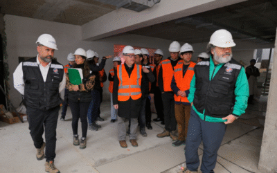 Autoridades y estudiantes visitan avances de obras de infraestructura