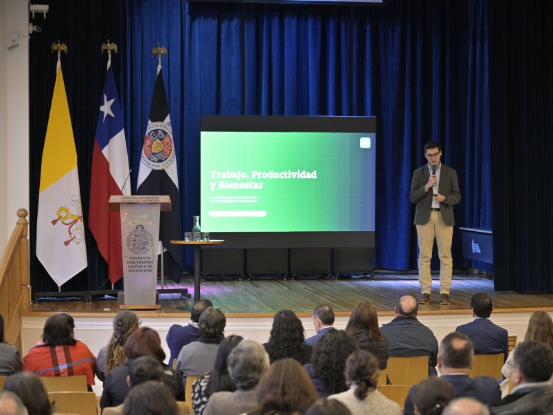 Universidad conmemoró Día del Trabajador con conferencia sobre productividad y bienestar